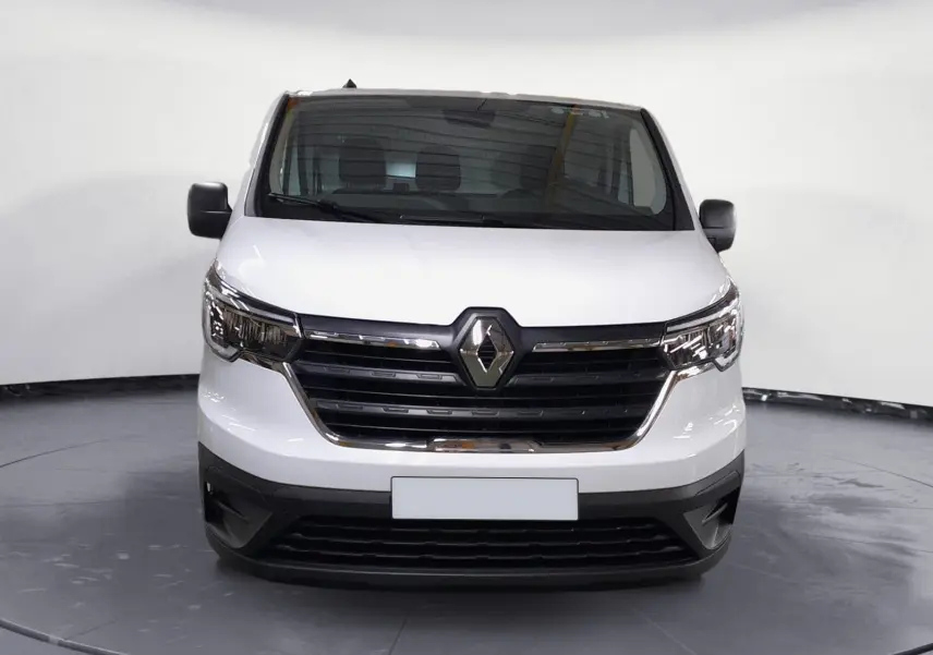 Vue de face du Renault Trafic Fourgon blanc minéral 2024 avec calandre noire et logo central chromé.