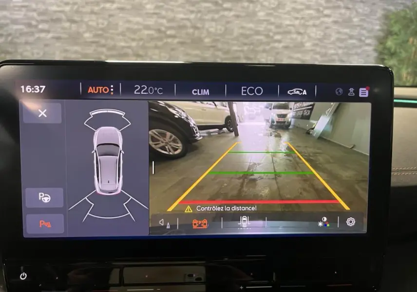 Écran de caméra de recul et capteurs de stationnement d'une CUPRA Formentor gris, affichage intérieur digital.