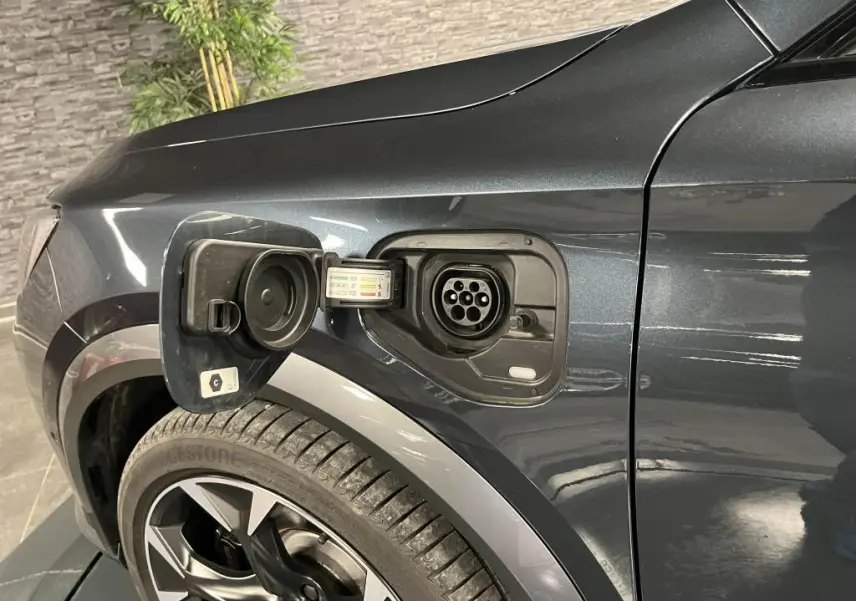Détail de la prise de recharge côté avant gauche du CUPRA Formentor gris magnétique 2023 hybride rechargeable.