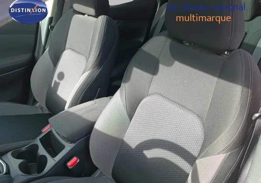 Vue intérieure rapprochée des sièges avant en tissu noir du Nissan Qashqai blanc 2018, version N-Connecta.