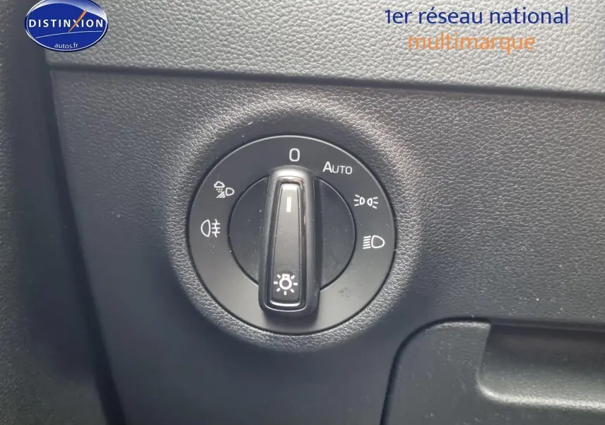 Gros plan sur la molette de commande des phares du Skoda Karoq noir, avec options d'éclairage visibles.