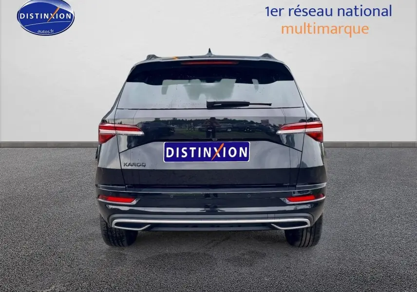 Vue arrière d'un Skoda Karoq noir 2025 avec feux LED et double sortie d'échappement intégrée au pare-chocs.