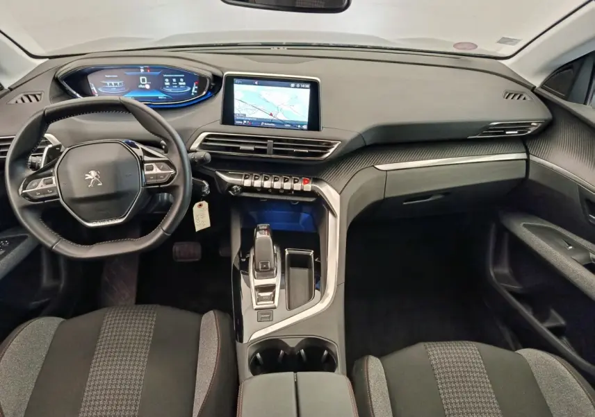 Vue intérieure avant du Peugeot 5008 gris foncé, avec tableau de bord numérique et écran tactile central.