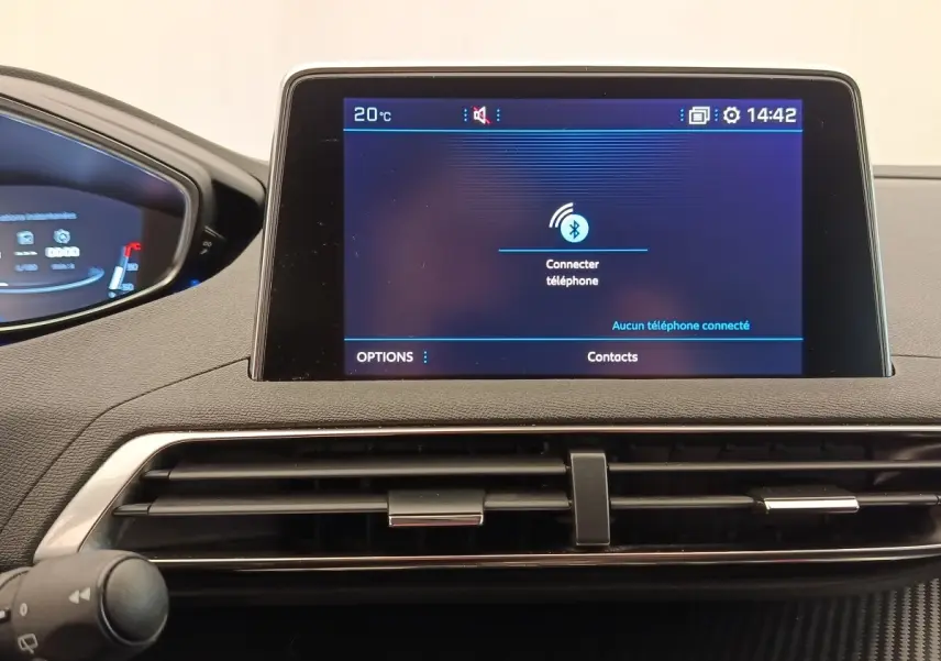 Écran tactile central affichant la connexion Bluetooth sur le tableau de bord noir du Peugeot 5008 gris foncé.