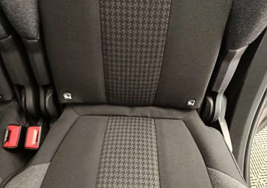 Gros plan sur le siège arrière central noir avec motifs pied-de-poule du Peugeot 5008 gris foncé, version 2020.