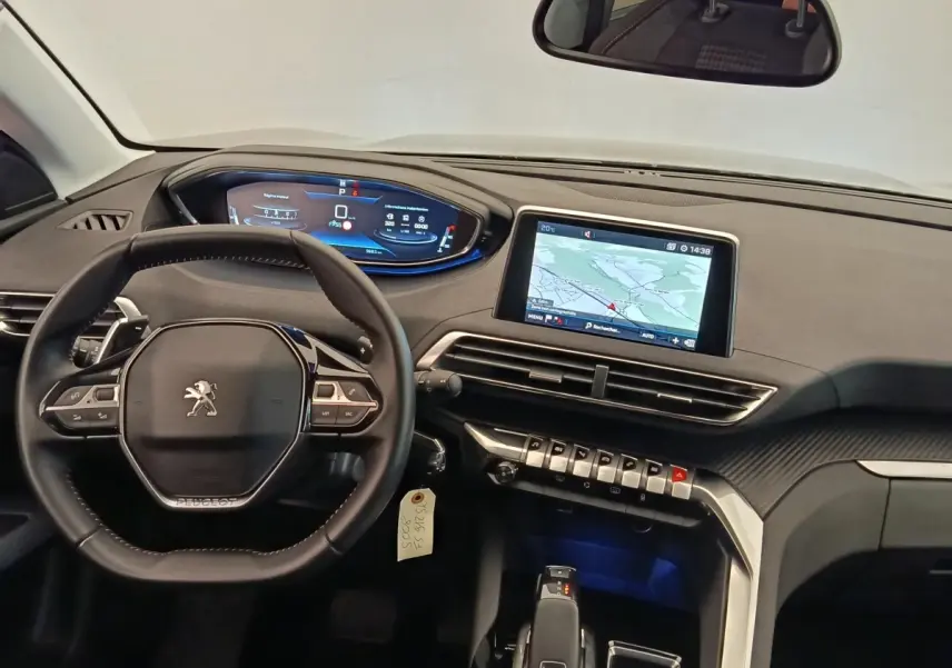 Vue intérieure du tableau de bord du Peugeot 5008 2020, avec écran tactile navigation et volant multifonctions noir.