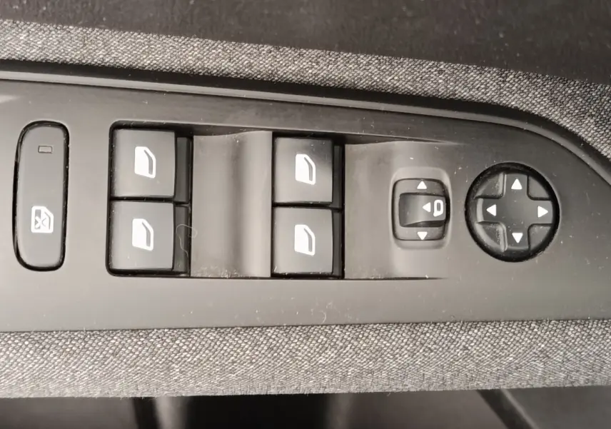 Gros plan sur les commandes électriques des vitres et rétroviseurs côté conducteur du Peugeot 5008 gris foncé, version 2020.