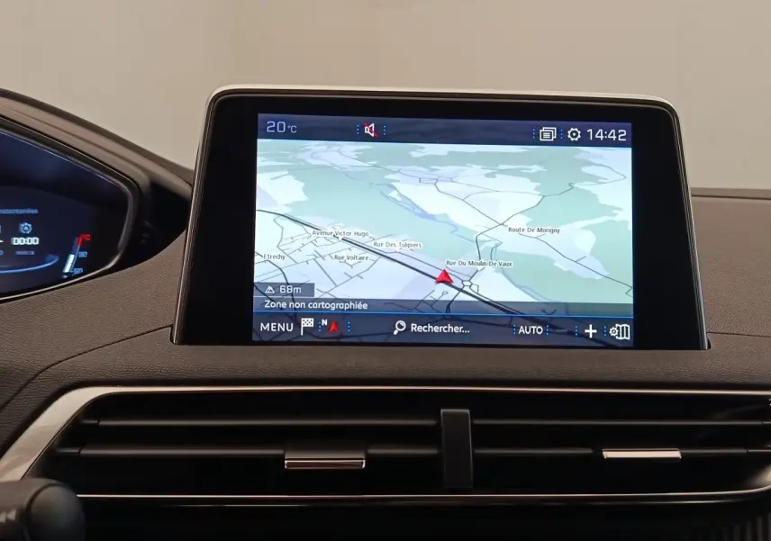 Écran tactile central du tableau de bord du Peugeot 5008 2020 affichant la navigation en mode carte.