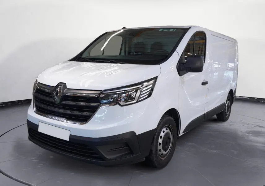 Renault Trafic Fourgon blanc minéral en 3/4 avant droit, avec calandre noire et jantes acier simples.