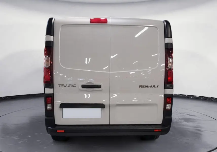 Vue arrière du Renault Trafic Fourgon blanc minéral 2024 avec portes battantes et feux verticaux rouges.