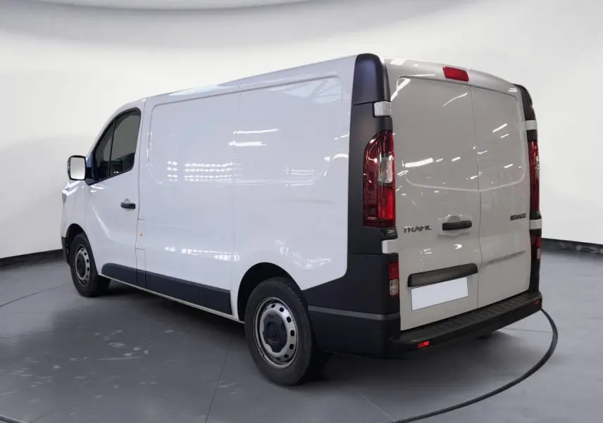 Vue 3/4 arrière droite du Renault Trafic Fourgon blanc minéral, avec portes arrière fermées et détails noirs contrastants.