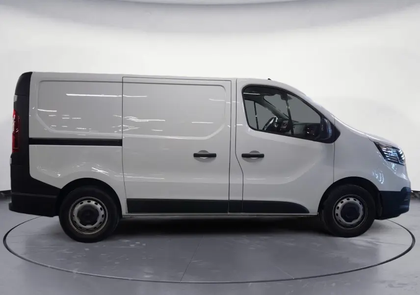 Renault Trafic Fourgon blanc minéral vu de profil côté droit, avec portes latérales et jantes acier noires.