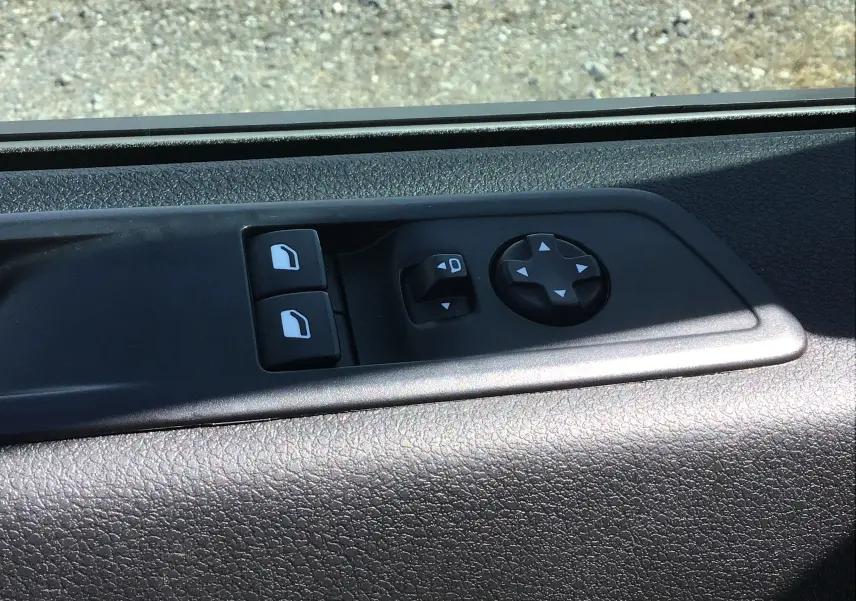 Commande des vitres électriques et réglage des rétroviseurs sur la porte côté conducteur d'un Opel Vivaro blanc 2023.