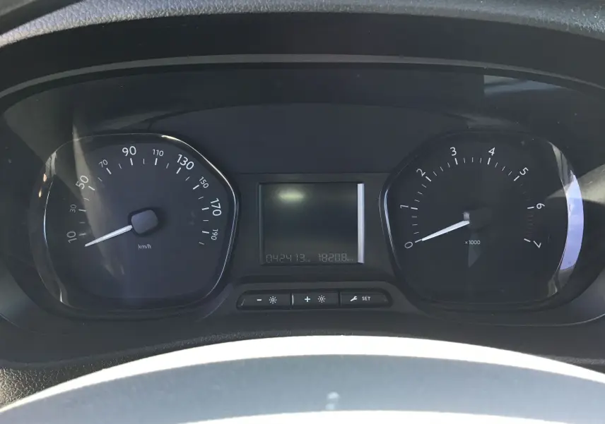 Vue rapprochée du tableau de bord noir de l'Opel Vivaro blanc 2023, affichant vitesse et compte-tours.