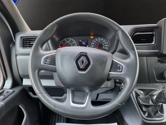 Vue intérieure centrée sur le volant noir du Renault Master 2022, avec tableau de bord et levier de vitesse manuel visibles.