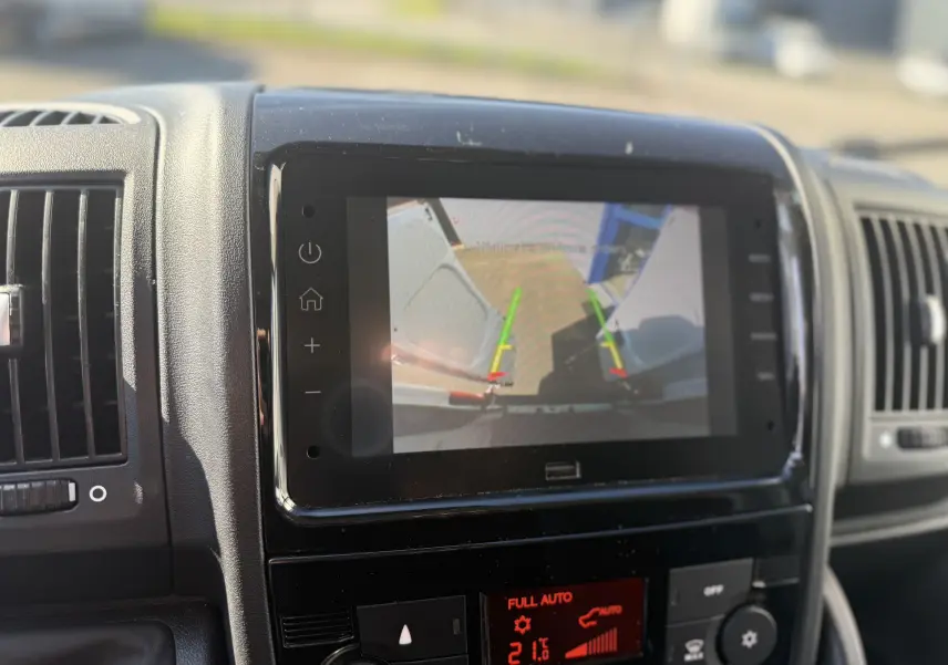 Vue intérieure de la porte arrière ouverte du fourgon blanc Opel Movano 2.2 BlueHDi 140 L3H2, 2023.