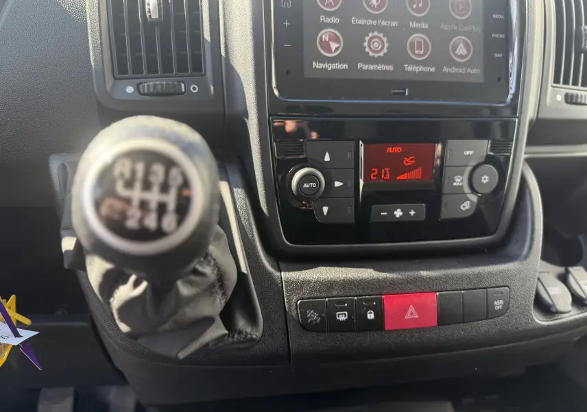 Vue arrière des portes ouvertes du fourgon blanc Opel Movano 2.2 BlueHDi 140 L3H2, montrant l’espace de chargement vide.