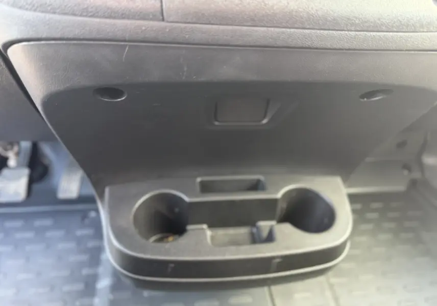 Gros plan sur les sièges avant noirs avec motifs rouges de l’Opel Movano Fourgon blanc, version 2023, côté gauche ouvert.