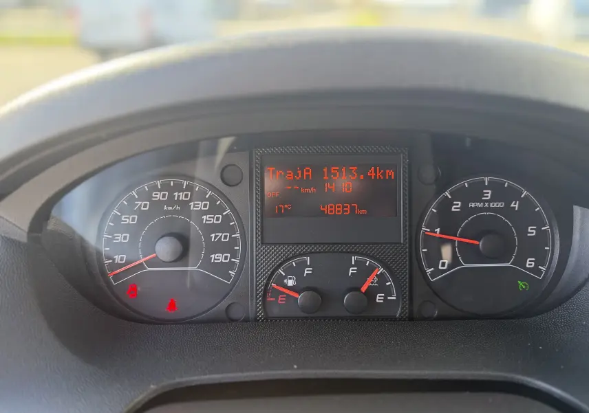 Intérieur de l’Opel Movano Fourgon 2023, vue côté conducteur sur le volant et tableau de bord noir.