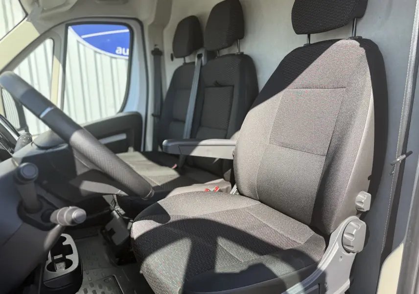 Écran de navigation GPS intégré dans le tableau de bord d’un Opel Movano Fourgon blanc, vue intérieure rapprochée.