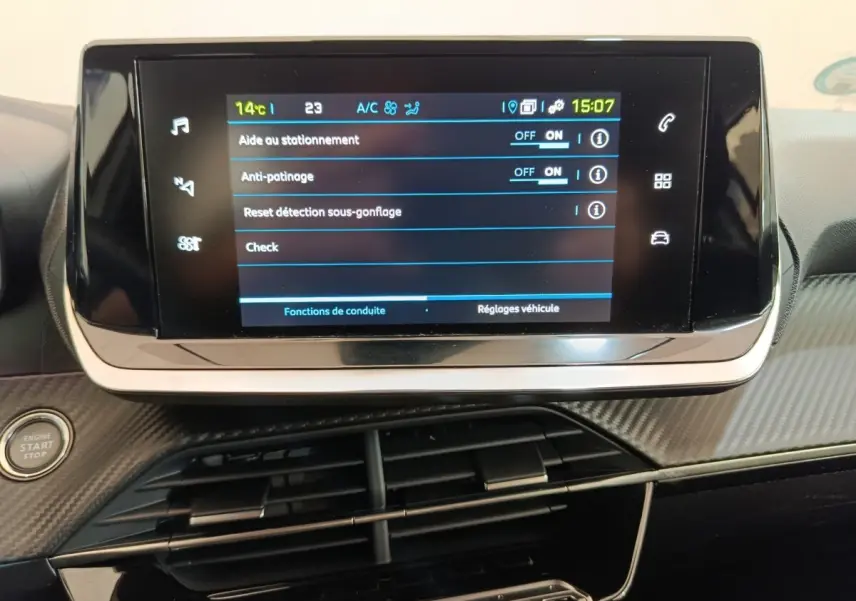 Écran tactile central affichant les réglages d’aide à la conduite dans l’habitacle d’une Peugeot 208 électrique blanche.