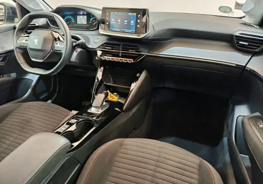Vue intérieure avant droite du Peugeot 208 électrique 2022 avec tableau de bord numérique et écran tactile central.
