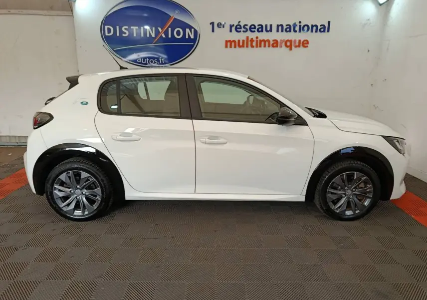 Vue de profil côté gauche d'une Peugeot 208 électrique Active Business R blanche avec jantes alliage et détails noirs autour des roues.