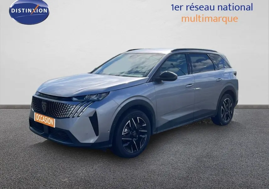 Peugeot 5008 Hybrid gris Artense métal en 3/4 avant droit, avec calandre distinctive et jantes noires bicolores.