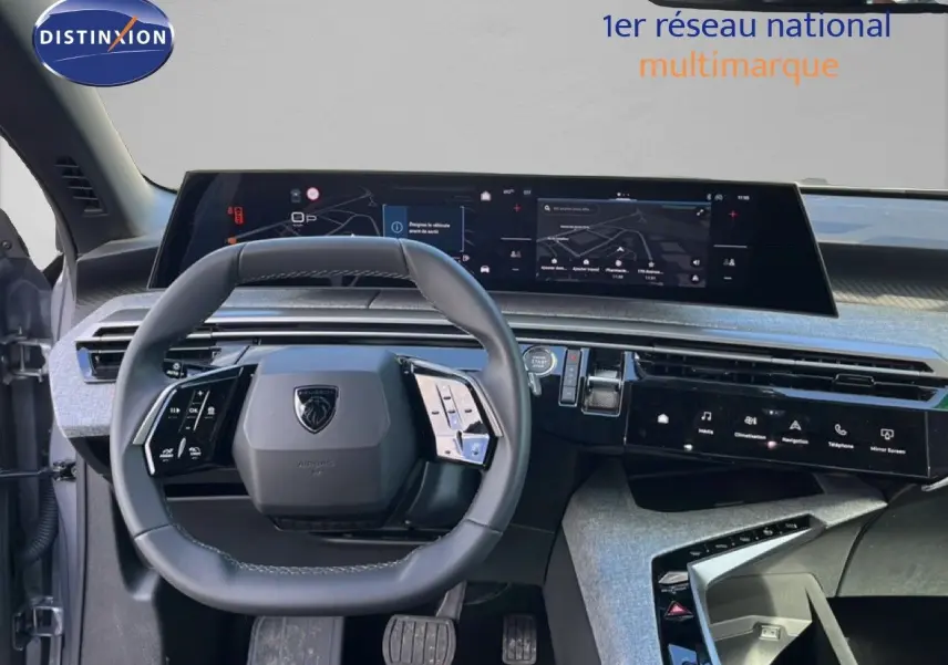 Vue intérieure du tableau de bord et volant cuir gris noir du Peugeot 5008 Hybrid 2025 avec écran tactile panoramique.