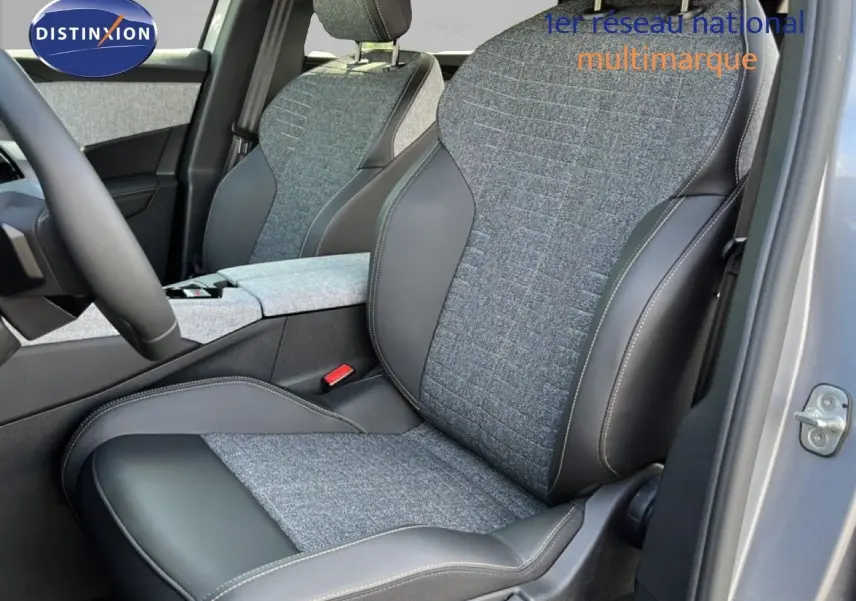 Vue intérieure côté conducteur du Peugeot 5008 Hybrid 2025, montrant les sièges gris tissu et cuir avec surpiqûres contrastantes.