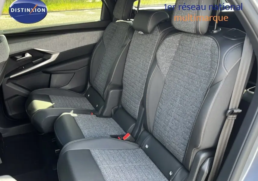 Vue intérieure côté droit des sièges arrière en tissu gris et cuir noir du Peugeot 5008 Hybrid 2025 gris Artense métal.