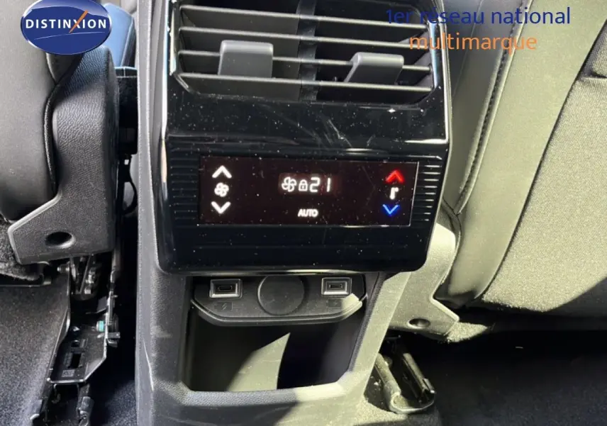 Détail de la console arrière du Peugeot 5008 gris Artense, avec commandes de climatisation et ports USB visibles.