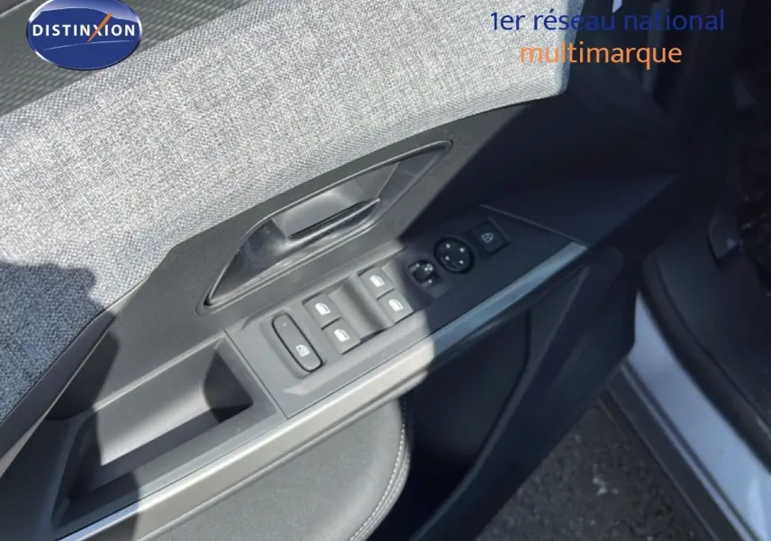 Détail de la porte avant gauche du Peugeot 5008 gris Artense Métal, montrant les commandes des vitres et rétroviseurs.
