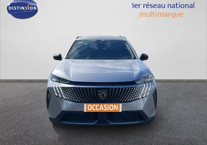 Peugeot 5008 Hybrid gris Artense métal vue de face, mettant en valeur sa calandre distinctive et ses feux LED verticaux.