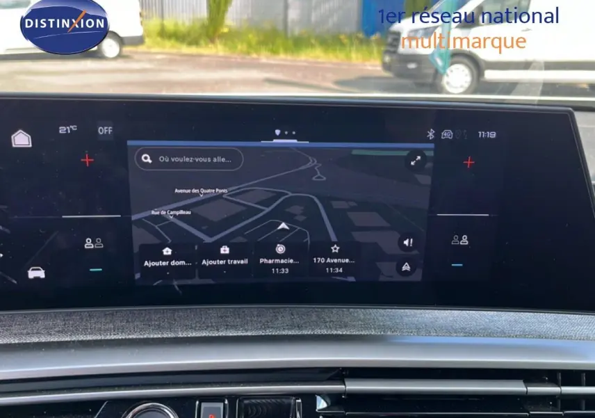 Écran tactile central du tableau de bord du Peugeot 5008 gris Artense, affichant la navigation GPS en extérieur.