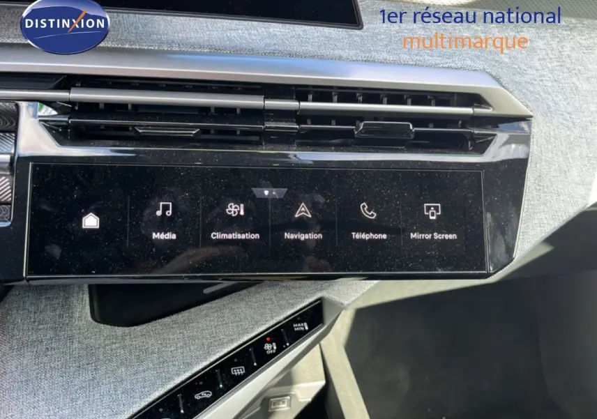 Vue rapprochée de la console centrale du Peugeot 5008 gris Artense, affichant l’écran tactile et les commandes de climatisation.