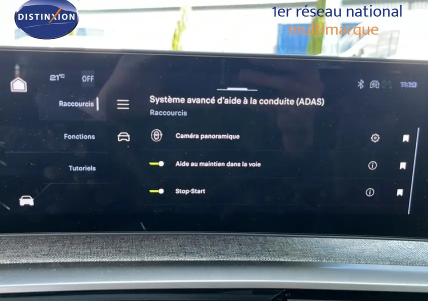 Écran tactile intérieur du Peugeot 5008 Hybrid 2025 affichant les options d’aide à la conduite sur fond noir.