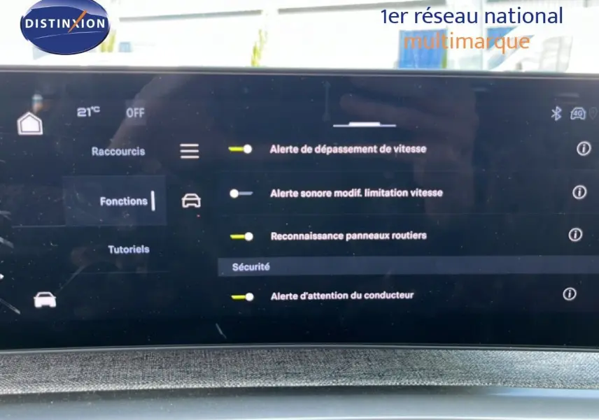 Écran tactile intérieur du Peugeot 5008 Hybrid 145ch Allure 2025, affichant les options d'alerte de sécurité.