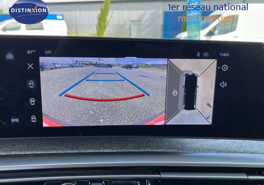 Écran intérieur du Peugeot 5008 Hybrid 145ch montrant la caméra de recul et la vue à 360° avec guidage de trajectoire.
