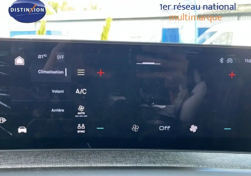 Écran tactile du système de climatisation du Peugeot 5008 gris Artense, affichant les réglages de ventilation et température.