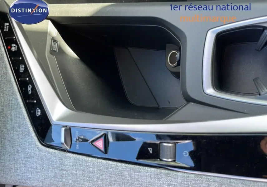 Gros plan sur la console centrale du Peugeot 5008 gris Artense, montrant les commandes de sécurité et un rangement.