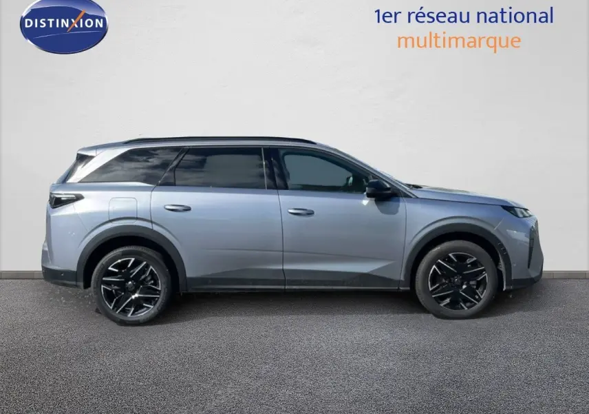 Peugeot 5008 Hybrid gris Artense métal en profil droit, avec jantes noires et vitres teintées.
