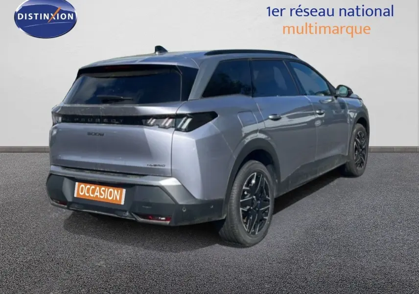 Vue 3/4 arrière droite d'un Peugeot 5008 gris Artense métal avec jantes noires et vitres teintées.