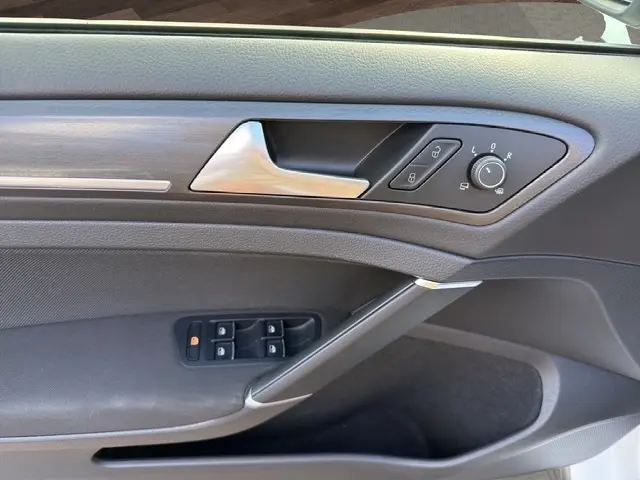 Détail de la porte côté conducteur de la Volkswagen Golf GTI Performance 2019, avec commandes des vitres et rétroviseurs, finition noire et inserts alu.