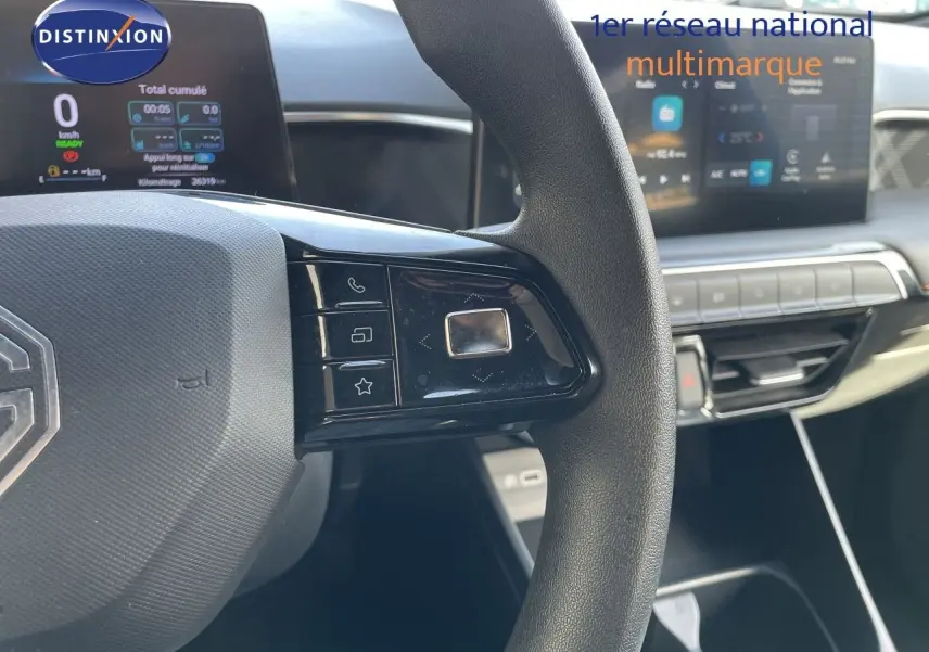 Vue intérieure centrée sur le volant et le tableau de bord digital du MG3 2025 avec écran tactile et commandes au volant.