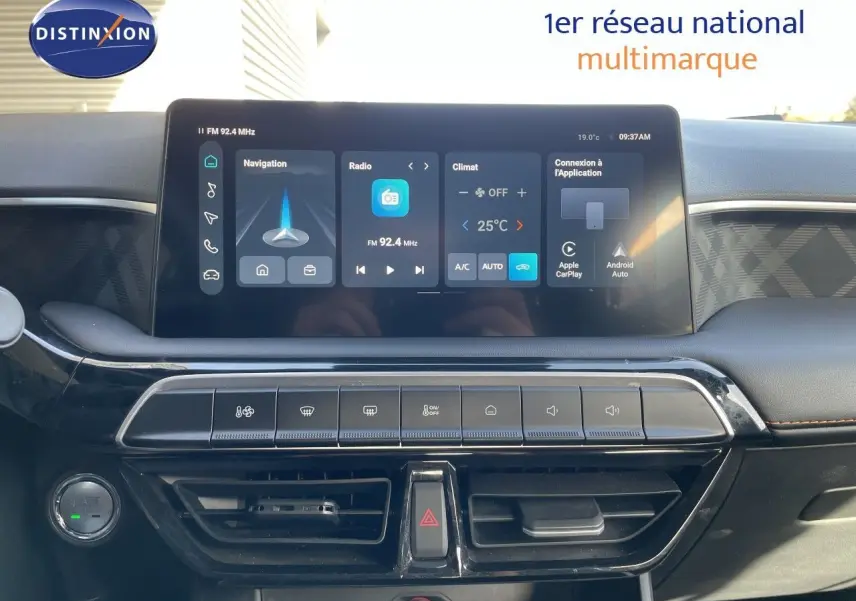 Tableau de bord du MG3 2025 en vue frontale, avec écran tactile affichant navigation et climatisation.