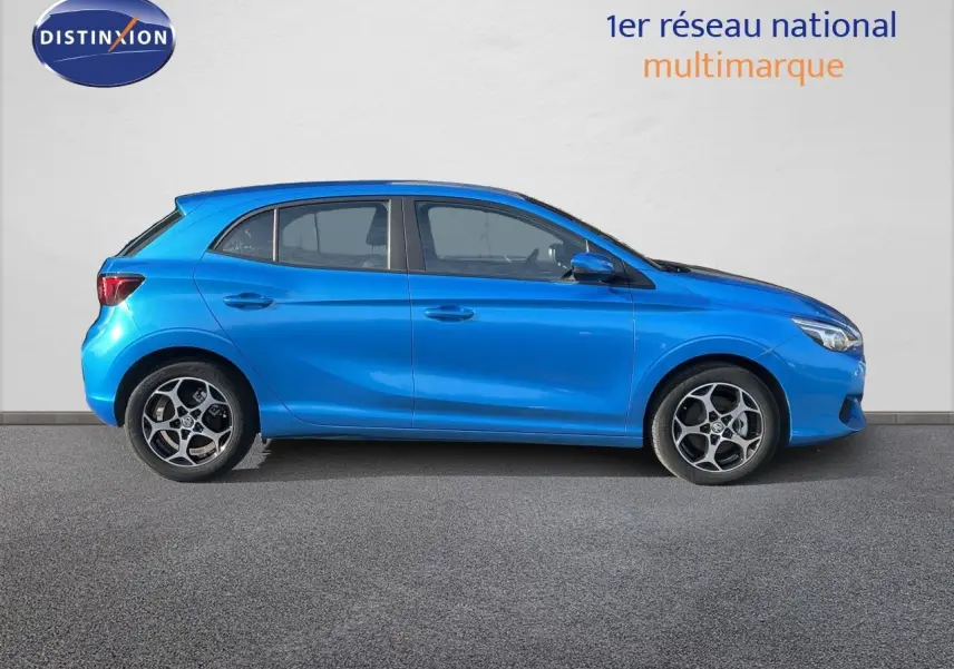 Vue de profil droit d'une MG3 2025 hybride en bleu métallisé avec jantes alliage et lignes dynamiques.