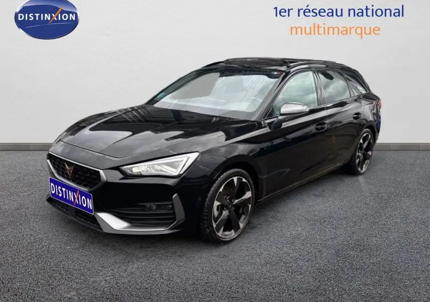 Vue 3/4 avant droite d'une CUPRA LEON ST 2024 noir Midnight Metal avec jantes bi-ton distinctives et calandre marquée.