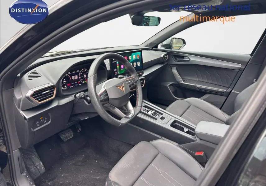 Intérieur noir cuir de la CUPRA LEON ST 2024 vu côté conducteur, avec tableau de bord digital et écran tactile central.