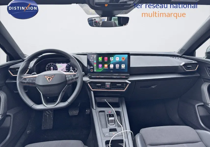 Intérieur noir de la CUPRA LEON ST 2024, vue frontale du tableau de bord avec écran tactile et volant multifonction.